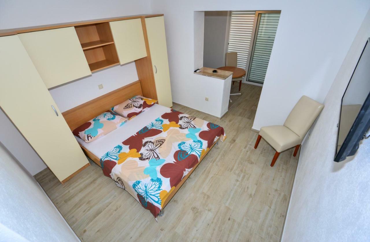 Apartmani Dina Makarska Zewnętrze zdjęcie
