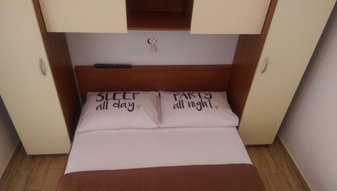 Apartmani Dina Makarska Zewnętrze zdjęcie