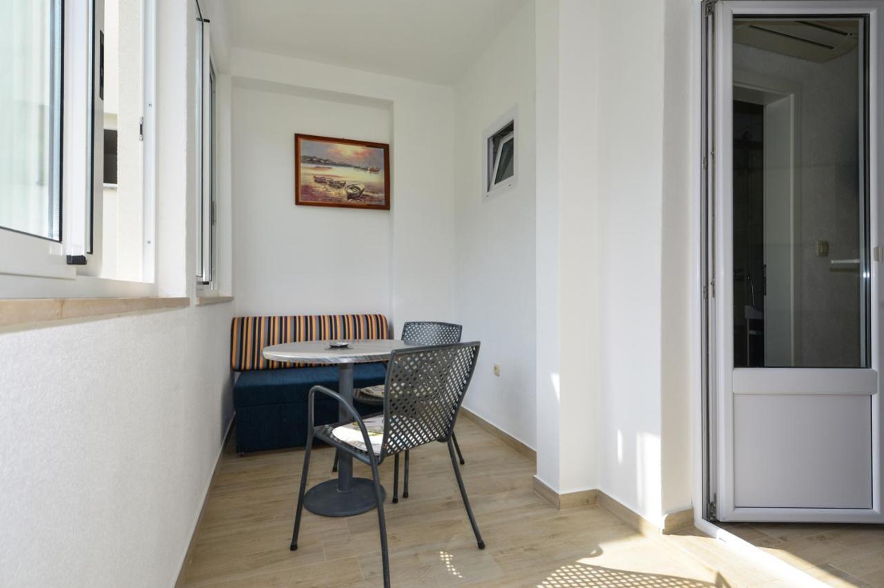 Apartmani Dina Makarska Zewnętrze zdjęcie